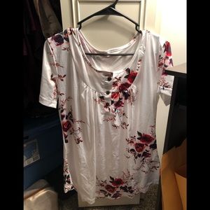 Women’s white floral shirt sleeve top polyester feels silky Large new no tags